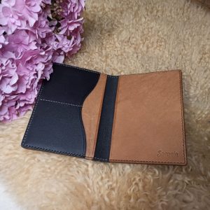 satuloiden toppaus_valjasseppä_satulaseppä_näyttelyliinat_suitset_nahkavyöt_avaimenperät_lompakot_nahkalaukut_biothanehihnat_kaulapannat koirille_nahkahihnat koirille_nahkariimut alpakoille_nahkariimut lehmille_nahkavarusteet hevosille_nahkavarusteet koirille_grippiliinat koirille_nahkatuotteet ihmisille_ketjunarut hevosille_nahkatuotteet koirille_korttikotelot_nahkariimut hevosille_nahkatuotteet_suitsien mittaus_ manufacturer of leather products in Finland_nahkaiset avaimenperät_nahkatuotteiden valmistaja_