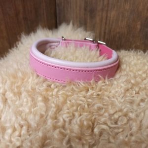 _mittatilaus kaulapanta_kaulapanta strasseilla_strassikaulapanta_ pehmustettu nahkapanta_kotimainen nahkapanta_suomessa tehdyt koiravarusteet_kotimainen koiran panta_kaulapannat toiveiden mukaan_laadukas koiran kaulapanta_kestävä koiran panta_käsin tehty koiran kaulapanta_vaaleanpunainen nahkapanta koiralle_