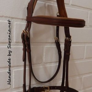 satuloiden toppaus_valjasseppä_satulaseppä_näyttelyliinat_suitset_nahkavyöt_avaimenperät_lompakot_nahkalaukut_biothanehihnat_kaulapannat koirille_nahkahihnat koirille_nahkariimut alpakoille_nahkariimut lehmille_nahkavarusteet hevosille_nahkavarusteet koirille_grippiliinat koirille_nahkatuotteet ihmisille_ketjunarut hevosille_nahkatuotteet koirille_korttikotelot_nahkariimut hevosille_nahkatuotteet_suitsien mittaus_ manufacturer of leather products in Finland_nahkaiset avaimenperät_nahkatuotteiden valmistaja_