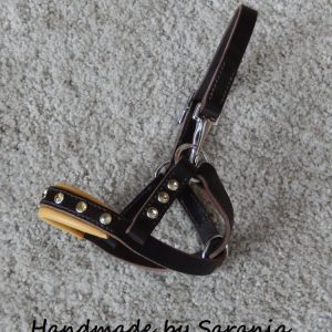 _alpakan nahkariimu_nahkariimu alpakalle_alpacahalter_leather halter for alpaca_alpaca headcollar_alpakan riimu strasseilla_käsin tehty nahkariimu_käsityönä valmistettu nahkariimu_suomessa valmistetut nahkatuotteet_nahkatuotteet käsityönä_laadukkaat kotimaiset nahkatuotteet_