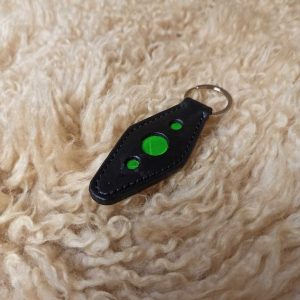 _avaimenperä heijastava_nahkainen avaimenperä_avaimenperä nahkaa_kotimainen avaimenperä_suomessa valmistettu avaimenperä_nahkatuotteet tilaustyönä_kotimaiset nahkatuotteet_suomessa valmistetut nahkatuotteet_