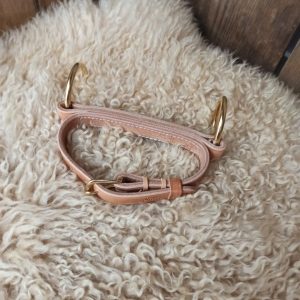 _nahkakuolain_freedombit_freedom bit_nahkainen kuolain_käsin ommellut suitset_mittatilaussuitset_suitset mittatilaustyönä_käsin tehdyt suitset_kotimaiset suitset_suomessa valmistetut suitset_bridlemaker_laadukkaat suitset_koristeelliset suitset_suitset strasseilla_suitset laadukasta nahkaa_