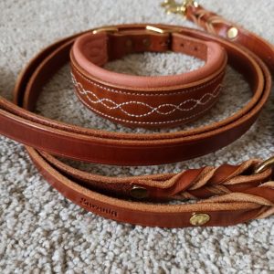 _mittatilaus kaulapanta_kaulapanta strasseilla_strassikaulapanta_ pehmustettu nahkapanta_kotimainen nahkapanta_suomessa tehdyt koiravarusteet_kotimainen koiran panta_kaulapannat toiveiden mukaan_laadukas koiran kaulapanta_kestävä koiran panta_käsin tehty koiran kaulapanta_