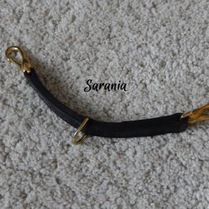 _juoksutusdelta nahkaa_juoksutusdelta_juoksutusdelta messinkilukoilla_käsin ommellut suitset_mittatilaussuitset_suitset mittatilaustyönä_käsin tehdyt suitset_kotimaiset suitset_suomessa valmistetut suitset_bridlemaker_laadukkaat suitset_koristeelliset suitset_suitset strasseilla_suitset laadukasta nahkaa_