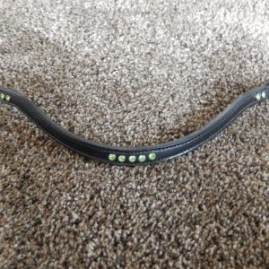 _kaareva otsapanta_strassiotsapanta_käsin ommellut suitset_mittatilaussuitset_suitset mittatilaustyönä_käsin tehdyt suitset_kotimaiset suitset_suomessa valmistetut suitset_bridlemaker_laadukkaat suitset_koristeelliset suitset_suitset strasseilla_suitset laadukasta nahkaa_