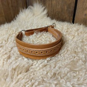 _nopea toimitus_mittatilaus kaulapanta_kaulapanta strasseilla_strassikaulapanta_ pehmustettu nahkapanta_kotimainen nahkapanta_suomessa tehdyt koiravarusteet_kotimainen koiran panta_kaulapannat toiveiden mukaan_laadukas koiran kaulapanta_kestävä koiran panta_käsin tehty koiran kaulapanta_