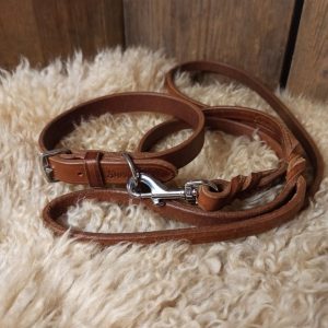 _mittatilaus kaulapanta_kaulapanta strasseilla_strassikaulapanta_ pehmustettu nahkapanta_kotimainen nahkapanta_suomessa tehdyt koiravarusteet_kotimainen koiran panta_kaulapannat toiveiden mukaan_laadukas koiran kaulapanta_kestävä koiran panta_käsin tehty koiran kaulapanta_