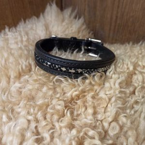 _mittatilaus kaulapanta_kaulapanta strasseilla_strassikaulapanta_ pehmustettu nahkapanta_kotimainen nahkapanta_suomessa tehdyt koiravarusteet_kotimainen koiran panta_kaulapannat toiveiden mukaan_laadukas koiran kaulapanta_kestävä koiran panta_