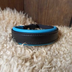 _nopea toimitus_mittatilaus kaulapanta_kaulapanta strasseilla_strassikaulapanta_ pehmustettu nahkapanta_kotimainen nahkapanta_suomessa tehdyt koiravarusteet_kotimainen koiran panta_kaulapannat toiveiden mukaan_laadukas koiran kaulapanta_kestävä koiran panta_käsin tehty koiran kaulapanta_
