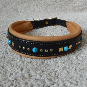 _nopea toimitus_mittatilaus kaulapanta_kaulapanta strasseilla_strassikaulapanta_ pehmustettu nahkapanta_kotimainen nahkapanta_suomessa tehdyt koiravarusteet_kotimainen koiran panta_kaulapannat toiveiden mukaan_laadukas koiran kaulapanta_kestävä koiran panta_käsin tehty koiran kaulapanta_