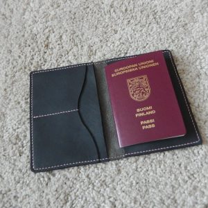 _passinsuojus_nahkainen passinsuojus_nahkakuoret passille_nahkatuotteet tilaustyönä_kotimaiset nahkatuotteet_suomessa valmistetut nahkatuotteet_