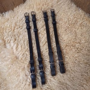 _poskihihnat_ratsun suitset__käsin ommellut suitset_mittatilaussuitset_suitset mittatilaustyönä_käsin tehdyt suitset_kotimaiset suitset_suomessa valmistetut suitset_bridlemaker_laadukkaat suitset_koristeelliset suitset_suitset strasseilla_suitset laadukasta nahkaa_suitsien osat mittatilauksena_