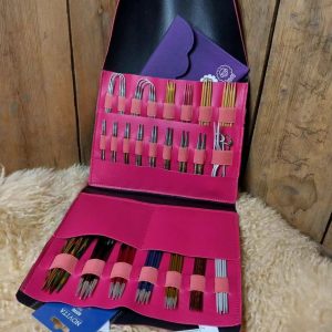 _neulepuikkojen säilytys_puikkokotelo_puikkopussi_puikkokotelo nahkaa_nahkainen puikkokotelo_pinkki puikkokotelo_käsityönä tehty puikkopussi_puikkojen säilytys_sukkapuikkojen säilytys_kotelo sukkapuikoille_kotimaiset nahkatuotteet käsityönä_laadukkaat nahkatuotteet_suomalaista käsityötä_