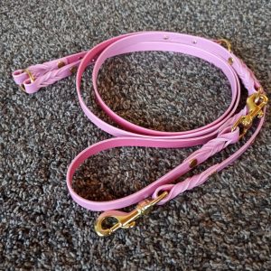 _paras koiran hihna_paras nahkahihna koiralle_nahkahihna messinkilukolla_nahkahihna täysmessinkilukolla_laadukas ja kestävä koiran talutin_kotimainen koiran hihna_suomessa tehty koiran nahkahihna_mittatilaus koiran hihna_koiran talutin vaaleanpunainen_