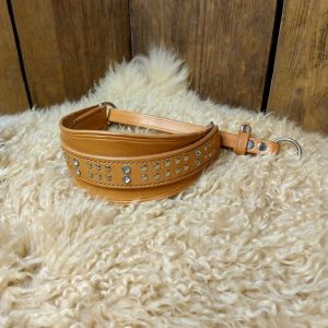 _nopea toimitus_mittatilaus kaulapanta_kaulapanta strasseilla_strassikaulapanta_ pehmustettu nahkapanta_kotimainen nahkapanta_suomessa tehdyt koiravarusteet_kotimainen koiran panta_kaulapannat toiveiden mukaan_laadukas koiran kaulapanta_kestävä koiran panta_käsin tehty koiran kaulapanta_