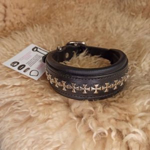 _nopea toimitus_mittatilaus kaulapanta_kaulapanta strasseilla_strassikaulapanta_ pehmustettu nahkapanta_kotimainen nahkapanta_suomessa tehdyt koiravarusteet_kotimainen koiran panta_kaulapannat toiveiden mukaan_laadukas koiran kaulapanta_kestävä koiran panta_käsin tehty koiran kaulapanta_