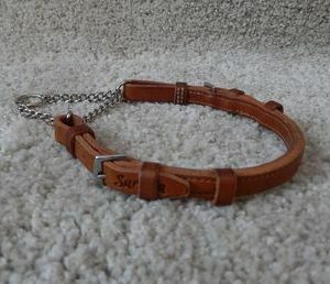 _nopea toimitus_mittatilaus kaulapanta_kaulapanta strasseilla_strassikaulapanta_ pehmustettu nahkapanta_kotimainen nahkapanta_suomessa tehdyt koiravarusteet_kotimainen koiran panta_kaulapannat toiveiden mukaan_laadukas koiran kaulapanta_kestävä koiran panta_käsin tehty koiran kaulapanta_