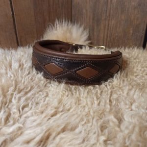 _mittatilaus kaulapanta_kaulapanta strasseilla_strassikaulapanta_ pehmustettu nahkapanta_kotimainen nahkapanta_suomessa tehdyt koiravarusteet_kotimainen koiran panta_kaulapannat toiveiden mukaan_laadukas koiran kaulapanta_kestävä koiran panta_käsin tehty koiran kaulapanta_salmiakkikaulapanta_