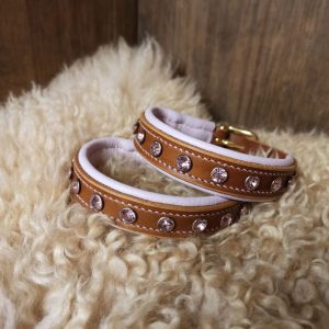 _mittatilaus kaulapanta_kaulapanta strasseilla_strassikaulapanta_ pehmustettu nahkapanta_kotimainen nahkapanta_suomessa tehdyt koiravarusteet_kotimainen koiran panta_kaulapannat toiveiden mukaan_käsin tehty kaulapanta_laadukas kaulapanta_