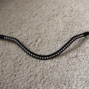 _kaareva otsapanta_strassiotsapanta_käsin ommellut suitset_mittatilaussuitset_suitset mittatilaustyönä_käsin tehdyt suitset_kotimaiset suitset_suomessa valmistetut suitset_bridlemaker_laadukkaat suitset_koristeelliset suitset_suitset strasseilla_suitset laadukasta nahkaa_