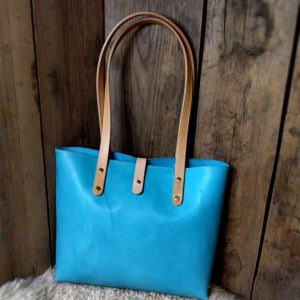 _turkoosi nahkalaukku_turkoosi tote-laukku_satulaseppä_valjasseppä_kotimainen nahkalaukku_kestävä nahkalaukku_suomessa valmistettu nahkalaukku_suomessa valmistettu olkalaukku_olkalaukku nahkaa_nahkainen tote-laukku_totelaukku_tote_