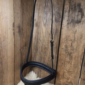 _muotoiltu niskahihna_anatominen niskahihna_pehmustettu niskahihna_käsin ommellut suitset_mittatilaussuitset_suitset mittatilaustyönä_käsin tehdyt suitset_kotimaiset suitset_suomessa valmistetut suitset_bridlemaker_laadukkaat suitset_koristeelliset suitset_suitset strasseilla_suitset laadukasta nahkaa_