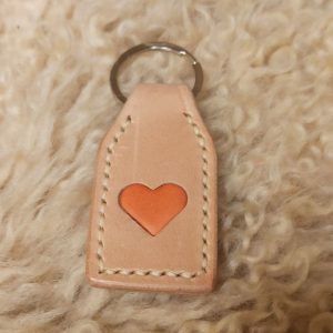 Nahkainen avaimenperä, jossa upotettu nahkasydän.