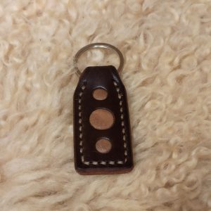 Käsin ommeltu nahkainen avaimenperä laadukasta nahkaa.