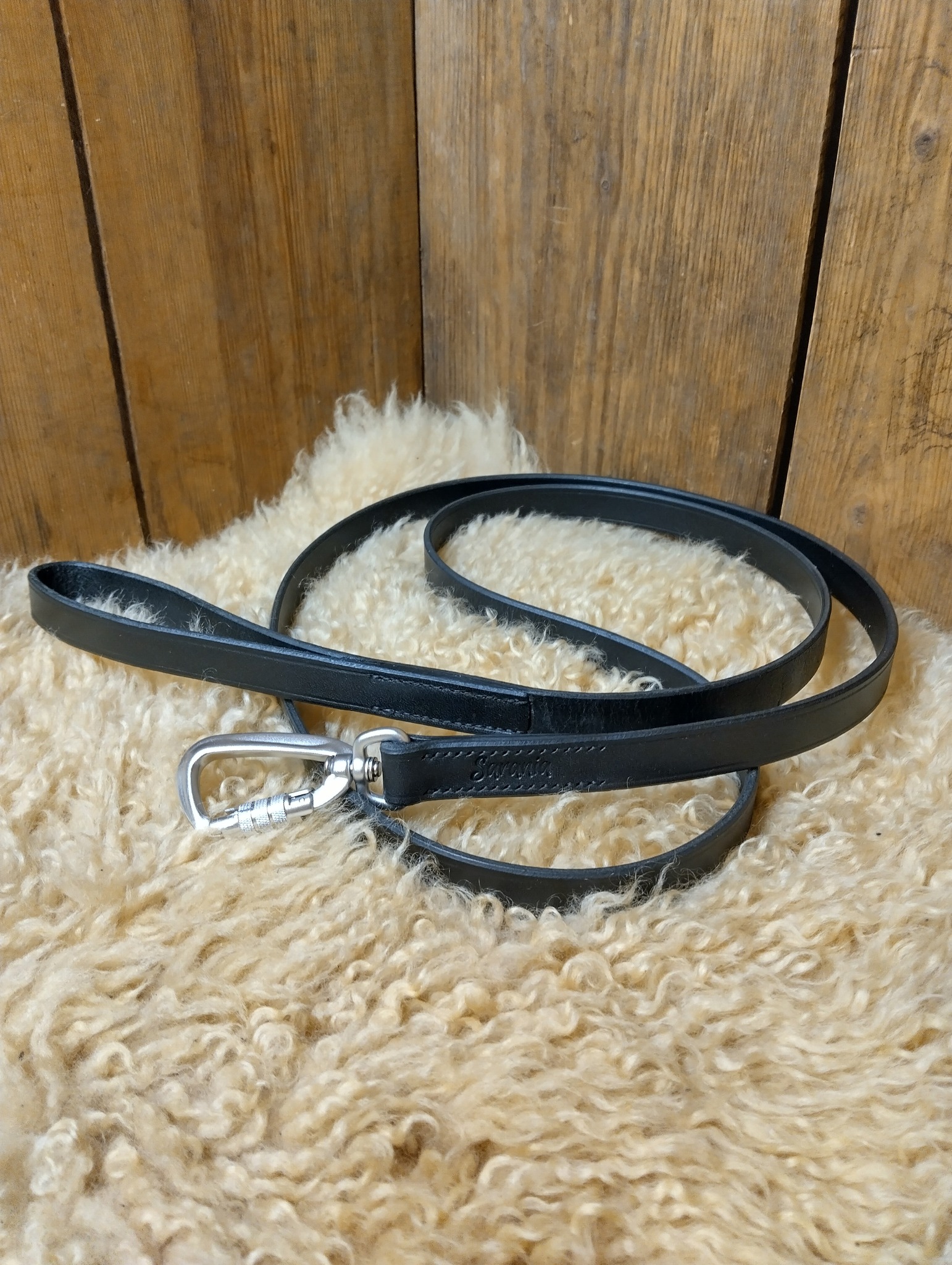 Nahkatalutin twistlock-lukolla.